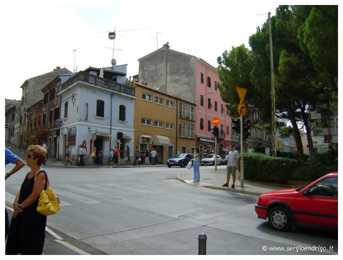 00 - Casa natale di Sergio Endrigo vista dalla piazza lato scultura